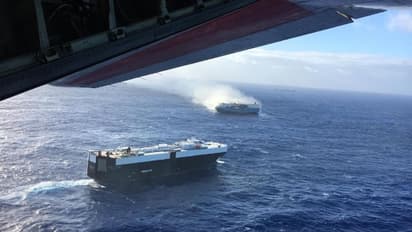 तस्वीरों में देखिए कैसे बीच समंदर में जहाज में लगी आग, ऑडी और लेम्बोर्गिनी जैसी सैकड़ों कारें पानी में बहीं