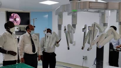 அடடே.! சூப்பர்..! இந்தியாவில் தமிழகத்தில் தான் முதல் முறை..! ரோபோட்டிக் அறுவை சிகிச்சை கருவி அறிமுகம்..