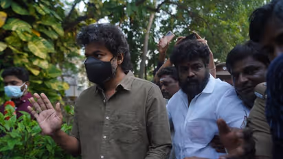 Tamilnadu Local Body election : சிகப்பு நிற கார்.... கருப்பு நிற மாஸ்க் - முதல் ஆளாக ஜனநாயக கடமையாற்றிய விஜய்