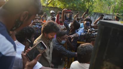 vijay car :இன்சூரன்ஸ் இல்லாத காரில் வந்து ஓட்டு போட்டாரா விஜய்? - போட்டோவை வைத்து வறுத்தெடுக்கும் நெட்டிசன்கள்