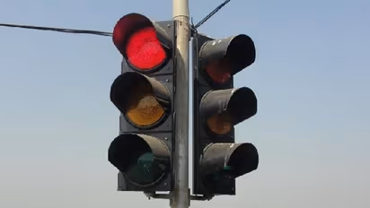 Traffic signal batteries : മോഷ്ടിച്ചത് 68 ട്രാഫിക് ജംഗ്ഷനുകളിൽനിന്നായി 230-ലധികം ബാറ്ററികൾ, ദമ്പതികൾ പിടിയില്‍