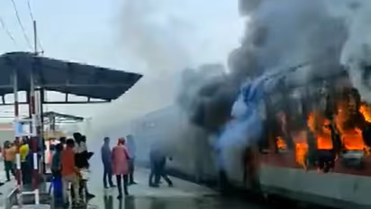 बिहार में बड़ा हादसा: रेलवे स्टेशन पर खड़ी ट्रेन में लगी भयानक आग, कुछ ही देर में कई डिब्बे खाक..देखिए वीडियो
