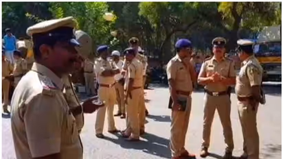 Hijab row : സിന്ദൂരക്കുറിയണിഞ്ഞെത്തിയ ആളെ ഗേറ്റില് തടഞ്ഞു, കോളേജില് പ്രവേശിപ്പിച്ചില്ല