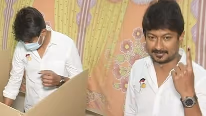 சட்டையில் சின்னம்.. சர்ச்சையை கிளப்பிய உதயநிதி.. தேர்தல் விதிகளை மீறிய உதயநிதி?