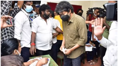 Vijay cast vote : വോട്ട് ചെയ്യാനെത്തി; പോളിങ് ബൂത്തില്‍ തിരക്കോട് തിരക്ക്, ഉദ്യോഗസ്ഥരോട് മാപ്പ് പറഞ്ഞ് വിജയ്