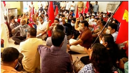 സ്ഥലംമാറ്റം: കോഴിക്കോട് കളക്ടറേറ്റിന് മുന്നിലെ സമരം അവസാനിച്ചു, കളക്ടര് ഓഫീസിലെത്തിയാല് പ്രതിഷേധിക്കും