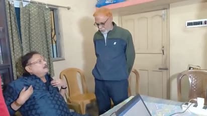 অন্য সমীকরণ কামারহাটিতে, সোজা বাম প্রার্থীর বাড়িতে হাজির মদন মিত্র