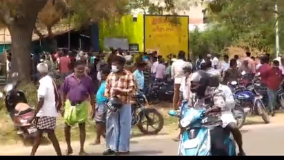 TN Local Body Elections 2022: சரக்கு வாங்க சாரை சாரையாக குவிந்த குடிமகன்கள்.. படு ஜோராக இயங்கிய டாஸ்மாக்.