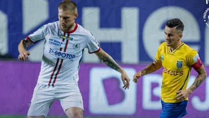 ISL 2021-22: കൊണ്ടും കൊടുത്തും എടികെയും ബ്ലാസ്റ്റേഴ്സും, ആദ്യ പകുതിയില്‍ ഒപ്പത്തിനൊപ്പം