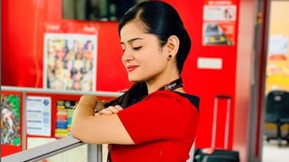 'কাঁচা বাদাম'-এর পর এবার 'ঢোলিদা' গানের তালে নাচ বিমান সেবিকার, মুগ্ধ নেটিজেনরা