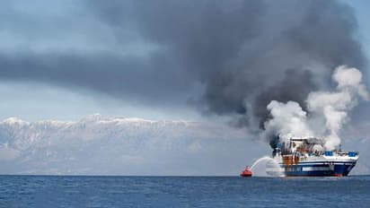 समुद्र में आग का गोला बनी Euroferry Olympia, 250 लोग चीख-चिल्लाते रहे, जान बचाने को समुद्र में लगे कूदने...