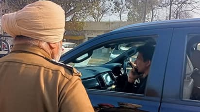 पंजाब चुनाव: सोनू सूद का दावा- मोगा में कंडिडेट वोट खरीद रहे, पोलिंग बूथ में घुसने के आरोप में कार जब्त