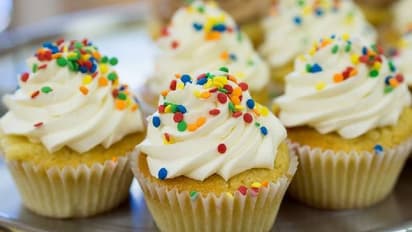 குழந்தைகள் விரும்பும் "வெண்ணிலா கப் கேக்" வீட்டிலேயே செய்யலாம் வாங்க!