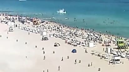 బీచ్లో ఎంజాయ్ చేస్తున్న జనాలు.. చూస్తుండగానే కుప్పకూలిన హెలికాప్టర్