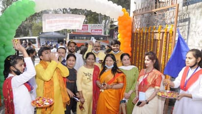 UP Chunav 2022: बड़े उत्साह और दमखम के साथ खत्म हुआ तीसरे चरण का चुनाव, देखें कुछ खास तस्वीरें