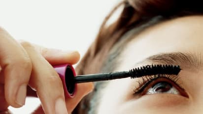 চোখে দিন রঙের ছোঁয়া, রইল ১০টি আই মেকআপের হদিশ, বদল করুন চোখের সাজ