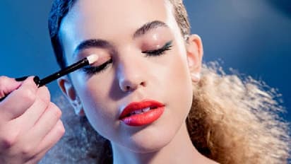 உங்கள் கண்களை அழகாக காட்ட மேக்கப் போடுறீங்களா? அப்போ இது உங்களுக்கு தான்.. கண்டிப்பா படிங்க.!!