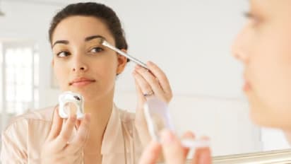 হালকা মেকআপে সকলের নজর কাড়তে মেনে চলুন এই পদ্ধতি, রইল অফিস মেকআপ টিপস