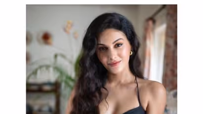 Amyra Dastur Hot : ப்பா... கடலே சூடாகிறும் போல..! பிகினி உடை அணிந்து மாலத்தீவில் மஜா பண்ணும் தனுஷ் பட நடிகை