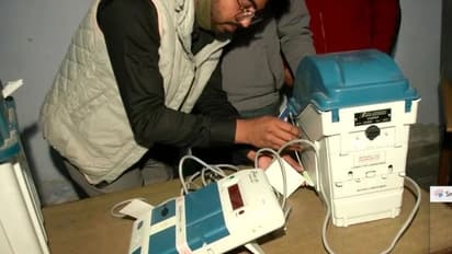 কড়া নিরাপত্তার মধ্যেও স্ট্রং রুমের বাইরে বাঁশের সিড়ি, তুমুল বিতর্ক পুরুলিয়ায়