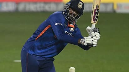 అతన్ని ఆడించకపోతే ఎందుకు ఇలా తిప్పుతున్నారు... భారత మాజీ క్రికెటర్ ఆగ్రహం...