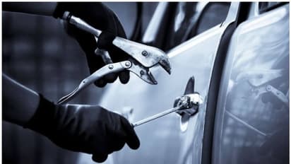 ചാലക്കുടിയിൽ യാത്രക്കാരെ ആക്രമിച്ച ശേഷം തട്ടിയെടുത്ത കാർ മാളയിൽ കണ്ടെത്തി