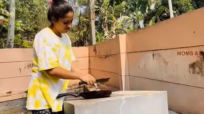 Amrutha Nair : അനുജന്റെ ആട്ട്, അമ്മയുടെ തഗ്ഗ്; രസകരമായ 'ഡേ ഇൻ മൈ ലൈഫ്' പങ്കുവച്ച് അമൃത നായർ