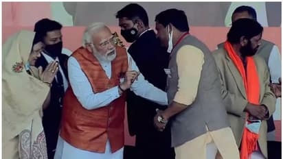 PM Modi election rally : പ്രധാനമന്ത്രിയുടെ കാലില്‍ തൊട്ടുവണങ്ങാനൊരുങ്ങി ബിജെപി നേതാവ്, തടഞ്ഞ് മോദി; വീഡിയോ