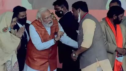 ভরা মঞ্চে প্রধানমন্ত্রীকে প্রণাম বিজেপি নেতার, ইশারায় তাঁকে 'শিক্ষা' দিলেন মোদী