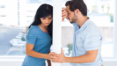  এই সামান্য ভুলের কারণেই প্রেমিকাকে  নিজের কাছে আগলে রাখতে পারছেন না, শুধরে নিন আজ থেকেই