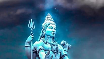 শ্রাবণের তৃতীয় সোমবারে শিব চল্লিশা পাঠ, ভক্তদের ঋণ থেকে মুক্তির পথ দেখান মহাদেব