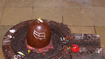 রাতে একাকী শিবলিঙ্গের সামনে এই গোপন প্রতিকার, বাড়বে সুখ, সমৃদ্ধি ও সৌভাগ্য