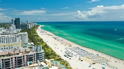 ভিড়েঠাসা মিয়ামির সমুদ্র সৈকতে তলিয়ে গেল হেলিকপ্টার, দেখুন ভিডিও