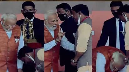 PM Modi: தன்னுடைய காலில் விழுந்த பட்டியலின தலைவர்.. வேண்டாம் சைகை காட்டி.. அவரது காலில் விழுந்த பிரதமர் மோடி!