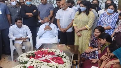 గౌతమ్‌రెడ్డి భౌతికకాయానికి సీఎం జగన్ నివాళులు.. కుటుంబ సభ్యులను ఓదార్చిన జగన్ దంపతులు