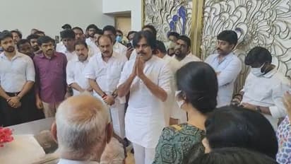 ভক্তের ভালবাসার চোট, এক ধাক্কায় গাড়ির ছাদে সজোরে পড়লেন অভিনেতা, দেখুন ভিডিও