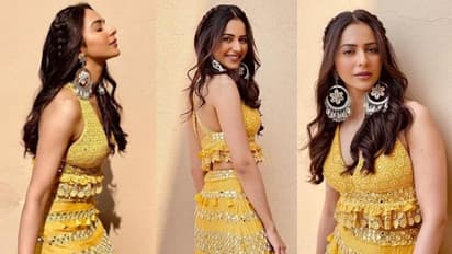 Rakul Stunning Photos: క్లీవేజ్‌ అందాలతో రచ్చ లేపుతున్న రకుల్‌.. తాజ్‌ మహల్‌ అందాల చాటున కిర్రాక్‌ పోజులు