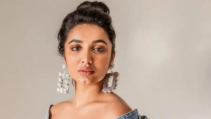 మైండ్ బ్లోయింగ్ హాట్.. షర్ట్ బటన్స్ ఓపెన్ చేసి కుర్ర హృదయాలతో చెడుగుడు ఆడేస్తున్న తేజస్వి