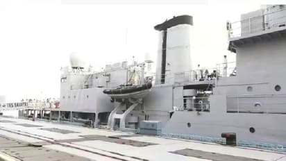 ভারতীয় নৌসেনার অত্যাধুনিক সমরাস্ত্রের প্রদর্শন, ফ্লিট পর্যালোচনা রাষ্ট্রপতির