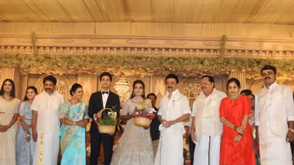 ஓட்டுபோட கூட வராதவங்க இதுக்கு கரெக்டா வந்துட்டாங்க! அன்புச்செழியன் மகள் திருமணத்தில் குவிந்த சினிமா பிரபலங்கள்