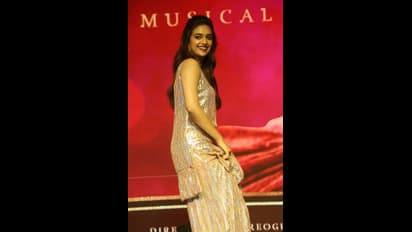 Keerthy Suresh Hot : கவர்ச்சிக்கு தாவும் கீர்த்தி சுரேஷ்...மின்னும் ஸ்லீவ் லெஸ்ஸில்...மிளிரும் போஸ்..