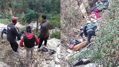 रात के 3.20 बजे थे; तभी 300 फीट गहरी खाई में लुढ़क गई बारातियों से भरी मैक्स; उछलकर पत्थरों से जा टकराए लोग