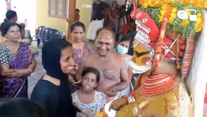 'നീ വേറെയൊന്ന്വല്ല ഇട്വാ', മുത്തപ്പൻ തെയ്യം കെട്ടിയാടിയത് ഈ കലാകാരൻ