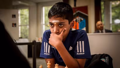 16 साल के भारतीय ग्रैंडमास्टर प्रज्ञानानंद ने दुनिया के नंबर एक चेज प्लेयर कार्लसन को हराया