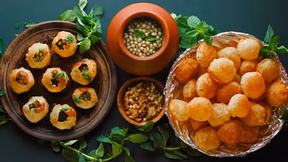 ভারতের সেরা ১০টি রাস্তার খাবার, ফুচকার পাশাপাশি রয়েছে আরও হরেক নাম