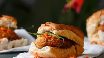 রাতে ঘুমাতে যাওয়ার আগে ভুলেও এই চারটি খাবার খাবেন না, বাড়তে পারে ওজন