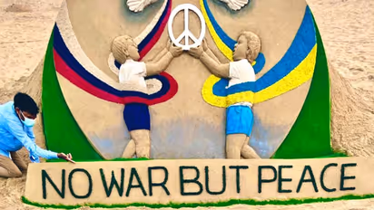 रूस-यूक्रेन विवाद: युद्ध का खतरा टालने दुनियाभर में प्रार्थनाएं; सुदर्शन पटनायक ने रेत से बनाई कलाकृति