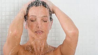 Astro tips: స్నానం చేసే నీళ్లలో వీటిని కలిపారంటే.. మీకు అదృష్టం వరిస్తుంది