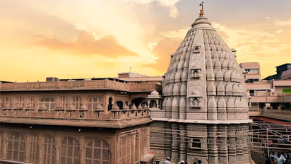 संगमरमर से बना है शेगांव के संत गजानन महाराज का मंदिर, चमत्कारों से भरा है इनका संपूर्ण जीवन