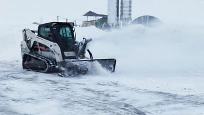 जम्मू-कश्मीर में भारी बर्फबारी, सड़क- रेल से लेकर हवाई यातायात तक प्रभावित, मैदानों में फिर बढ़ सकती है ठंड